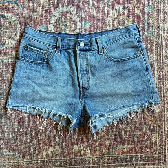 Levi’s 501 Denim Frayed Hem Women Shorts size 31 Button Fly - Picture 1 of 9